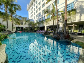 Outdoor pool - Kimaya Sudirman Yogyakarta by Harris (Yogyakarta)