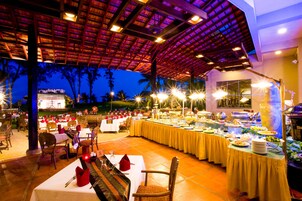 供应早餐、午餐和晚餐，国际美食，海景