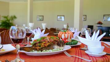 Morgunverður í boði, alþjóðleg matargerðarlist, útsýni yfir hafið