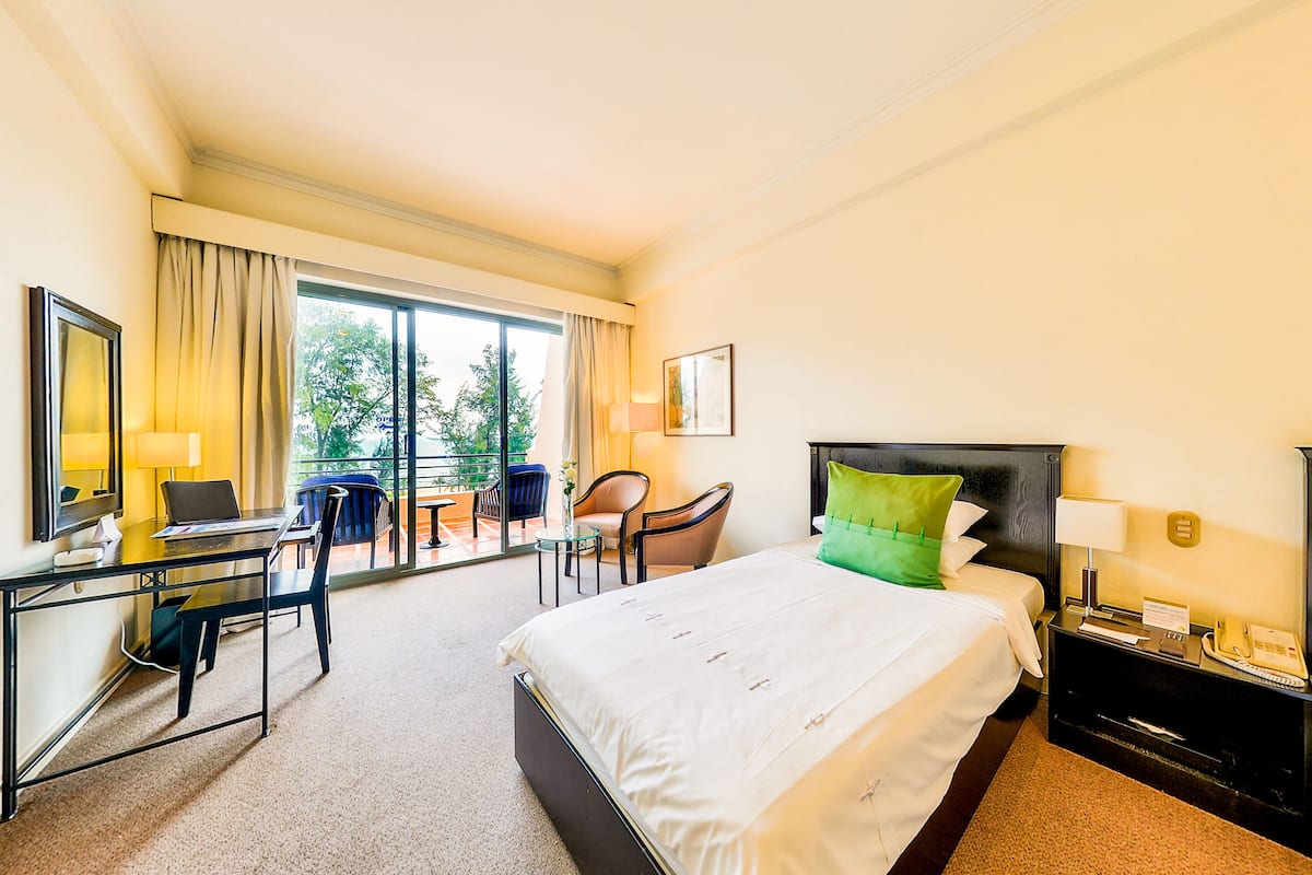Superior Room, Sea View | Minibar, in-room safe, desk, blackout drapes