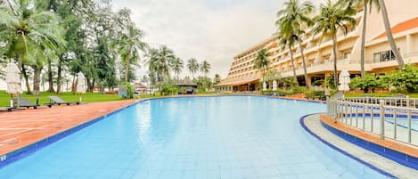 Outdoor pool, sun loungers