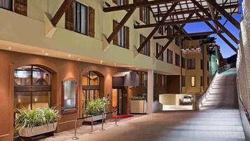 Premium bedding, down comforters, in-room safe, laptop workspace