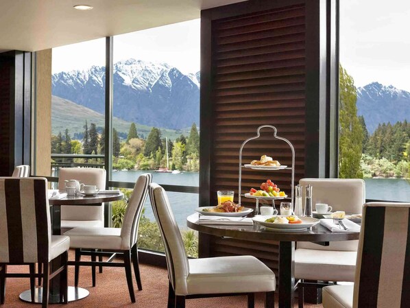 Daily buffet breakfast (NZD 40 per person)