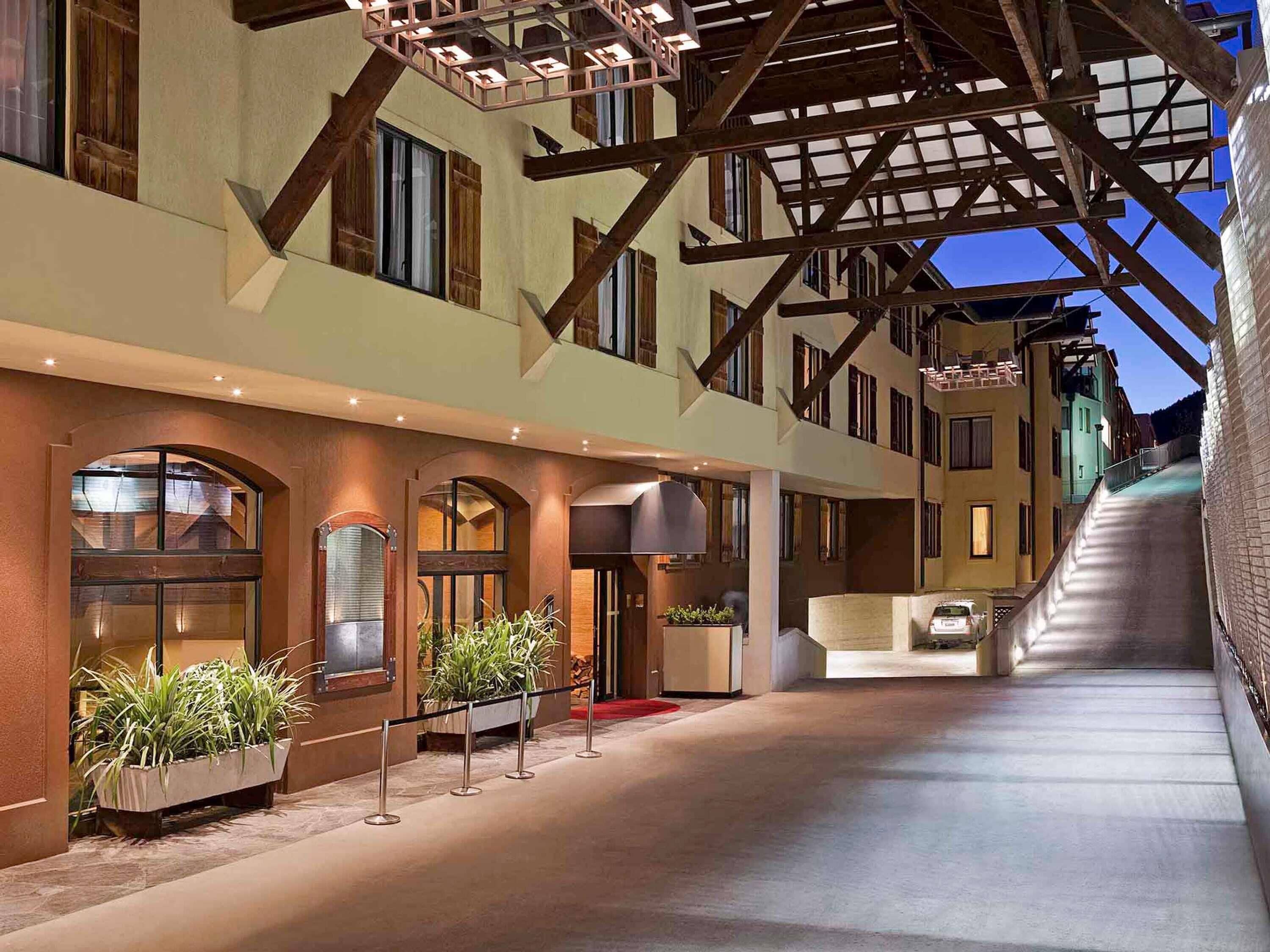 高档床上用品、羽绒被、客房内保险箱、笔记本电脑工作区