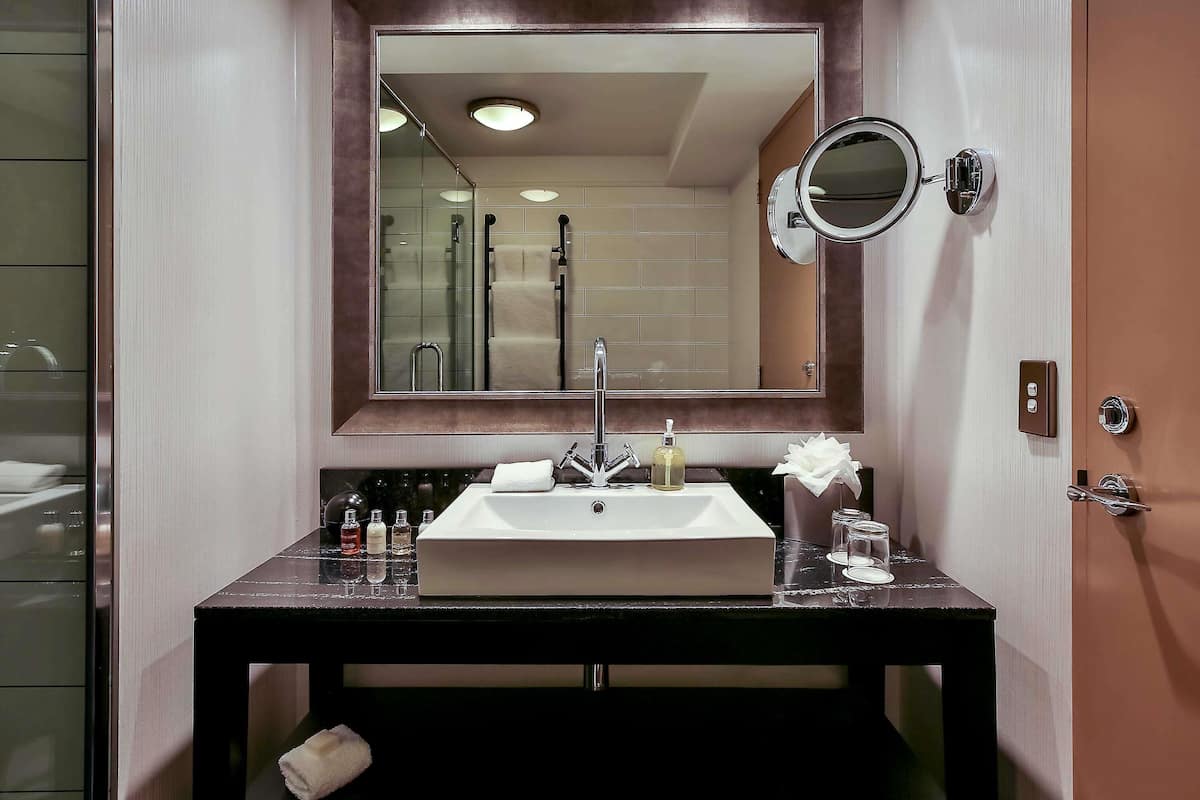 Dusche, Designer-Toilettenartikel, Haartrockner, Bademäntel