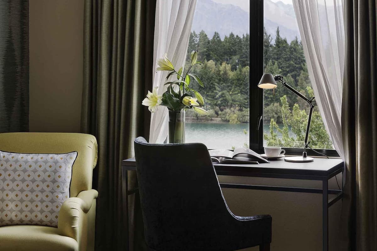 Rom, utsikt mot innsjø | Sengetøy av topp kvalitet, dundyner og safe på rommet