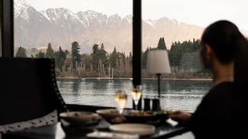 Serveert ontbijt, lunch en diner