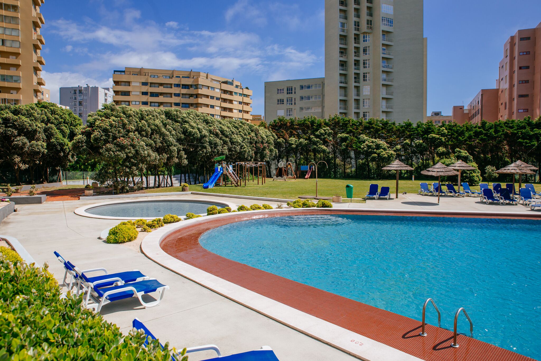 屋内プール、屋外プール、プール パラソル