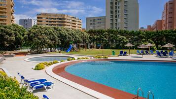 Sisäuima-allas, ulkouima-allas, aurinkovarjoja