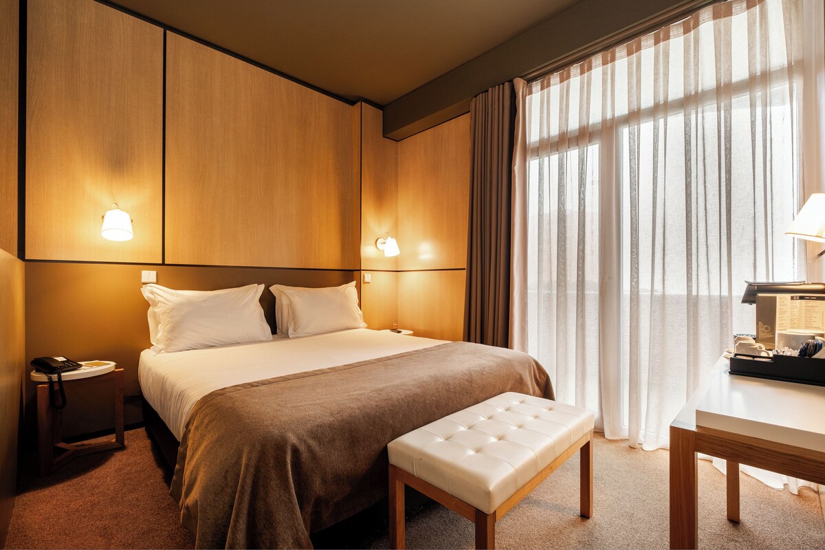Master Suite, Sea View | Minibar, in-room safe, desk, blackout drapes