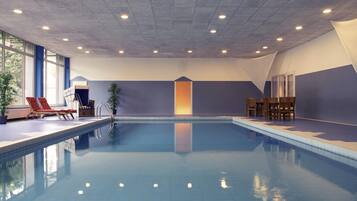 Hồ bơi trong nhà, mở cửa từ 7:00 đến 23:00, ghế dài tắm nắng