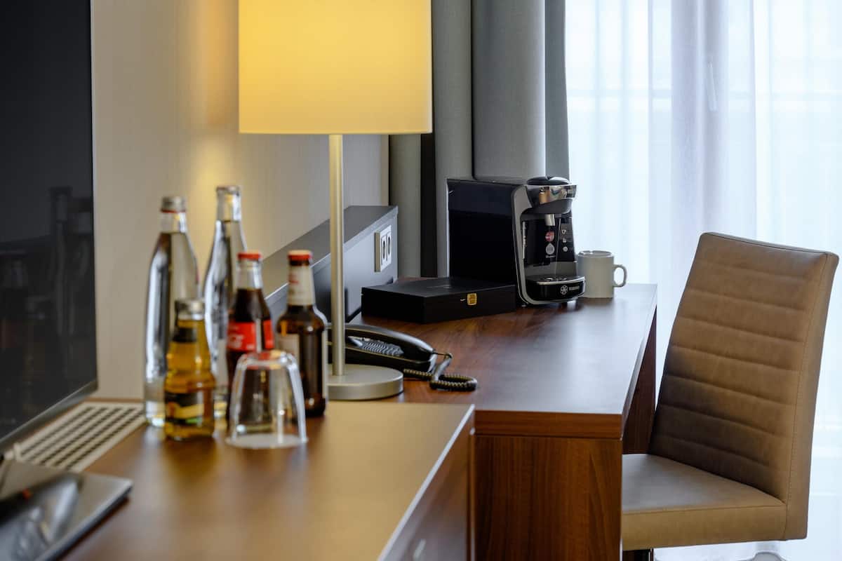 Privilege, Huone, 1 keskisuuri parisänky ja vuodesohva | Tallelokero huoneessa, työpöytä