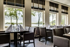 Déjeuner et dîner servis sur place, vue sur le jardin 