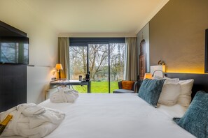 Comfort tweepersoonskamer | Een bureau, een laptopwerkplek, gratis wifi, beddengoed