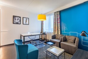 Suite – business | Oppholdsområde | Flatskjerm-TV