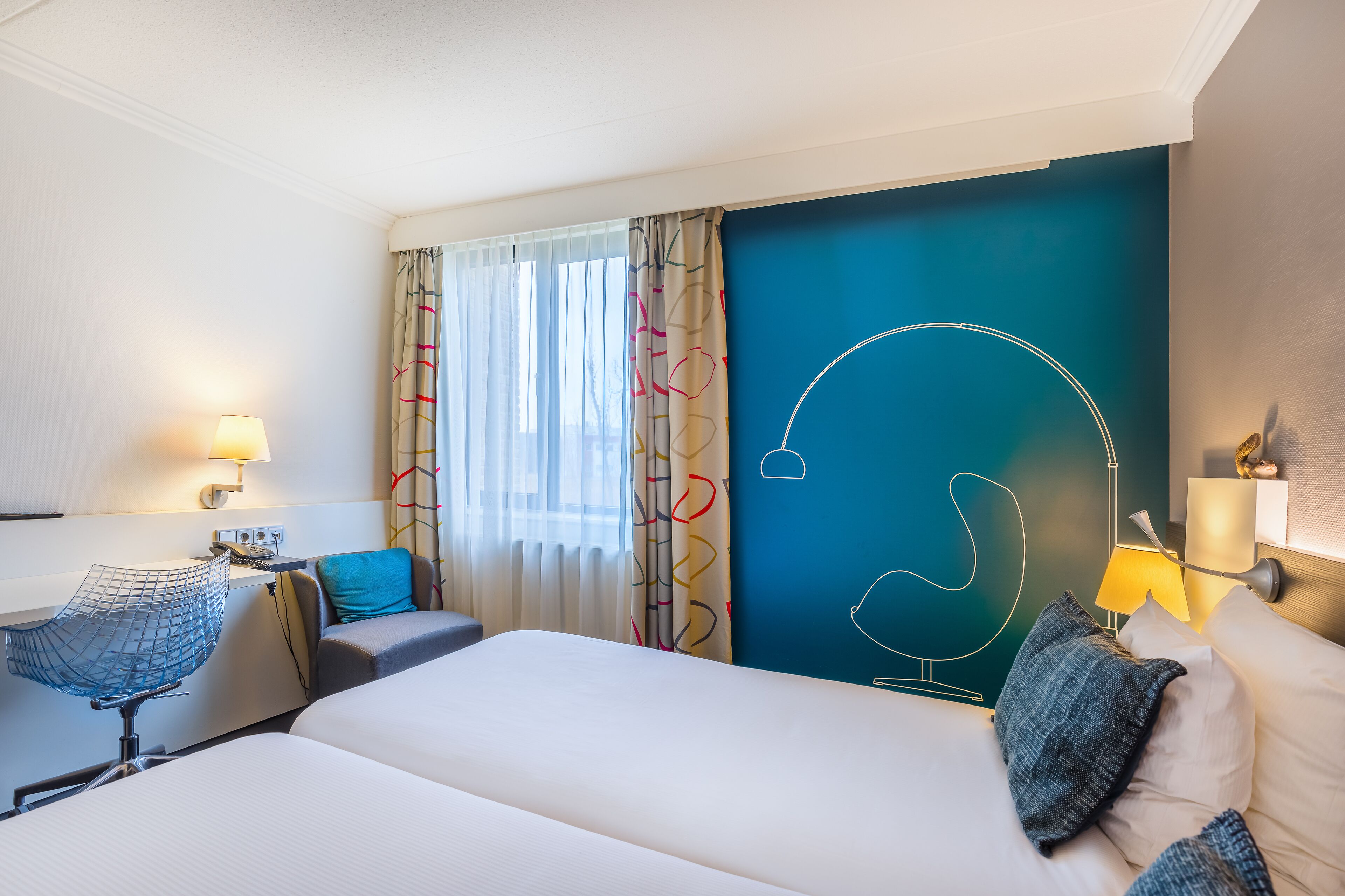 desk, laptop workspace, free wifi, bed sheets