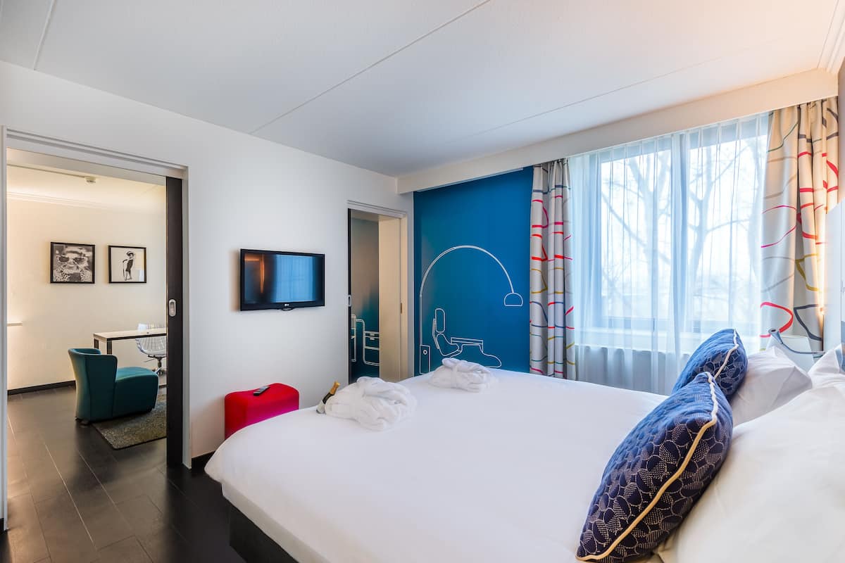 Business Suite | Desk, laptop workspace, free WiFi, bed sheets