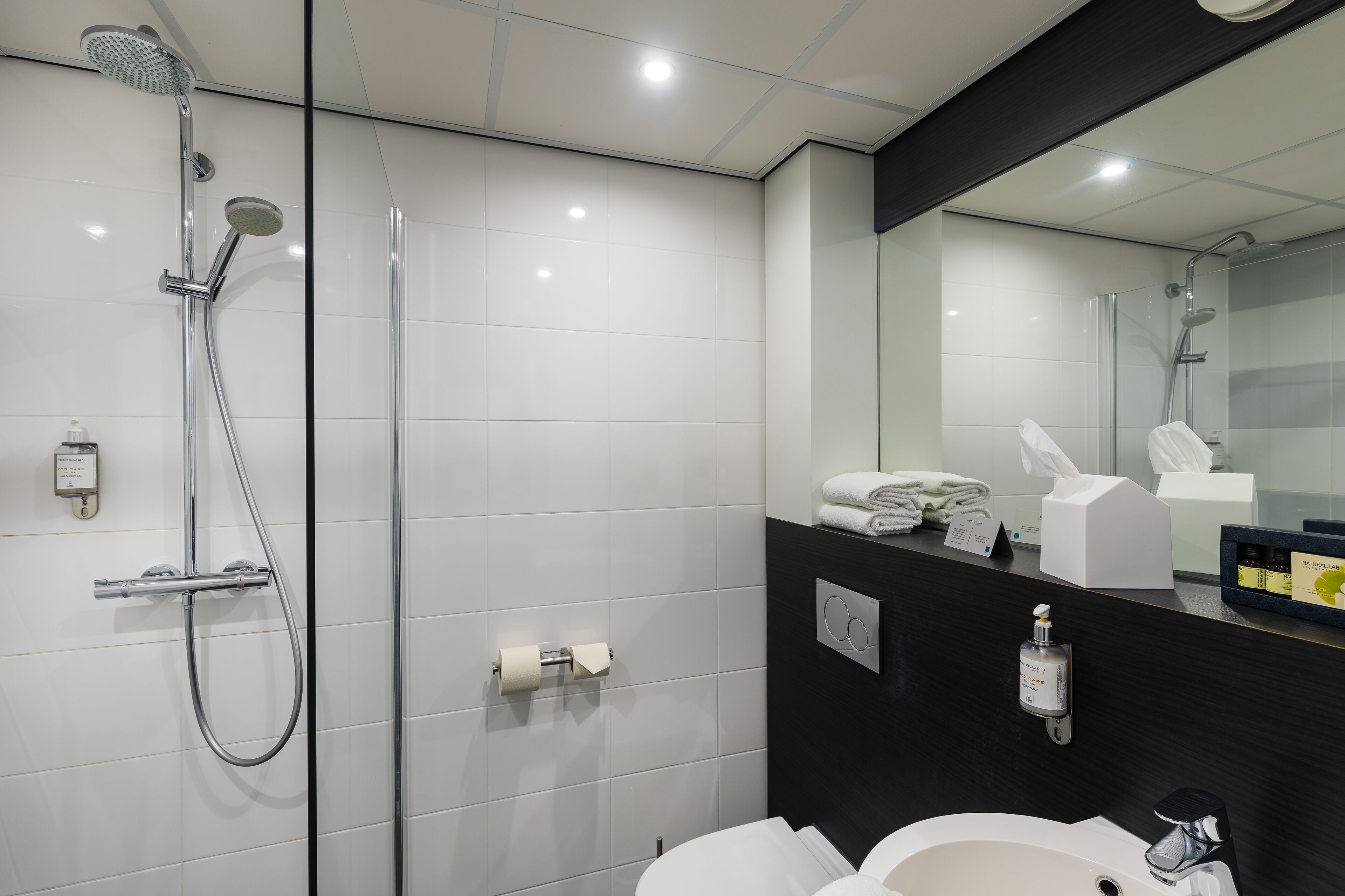 comfort double room | bathroom | towels, soap, shampoo, toilet paper