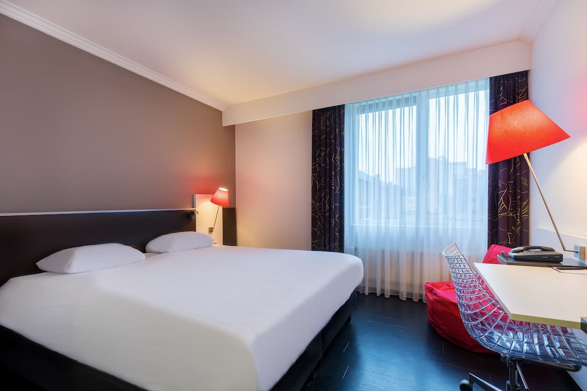 Desk, iron/ironing board, free WiFi, bed sheets