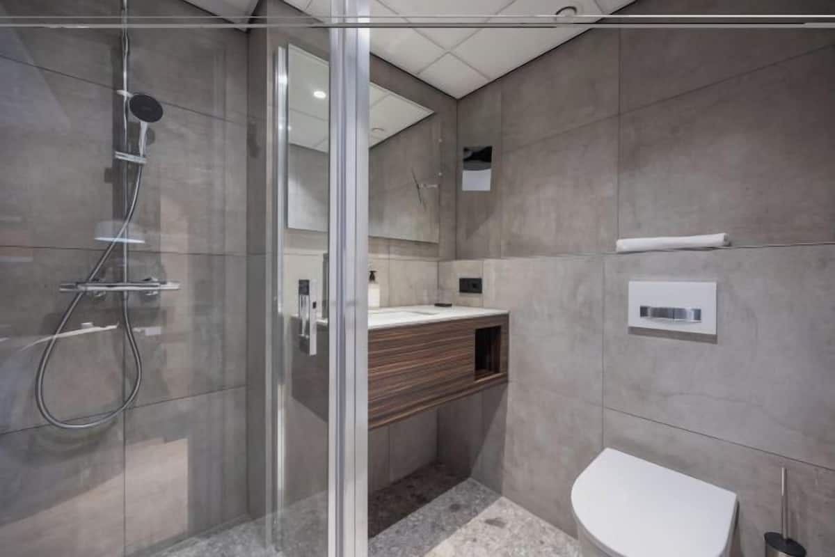 Bad | Dusj, regndusjhode, hårføner og håndklær