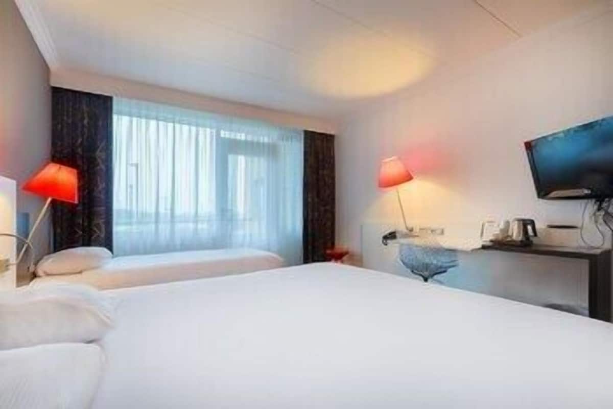 Desk, iron/ironing board, free WiFi, bed sheets