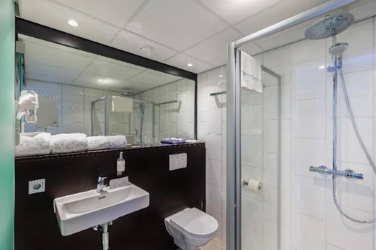 Baño | Ducha, cabezal de ducha tipo lluvia, secador de pelo y toallas