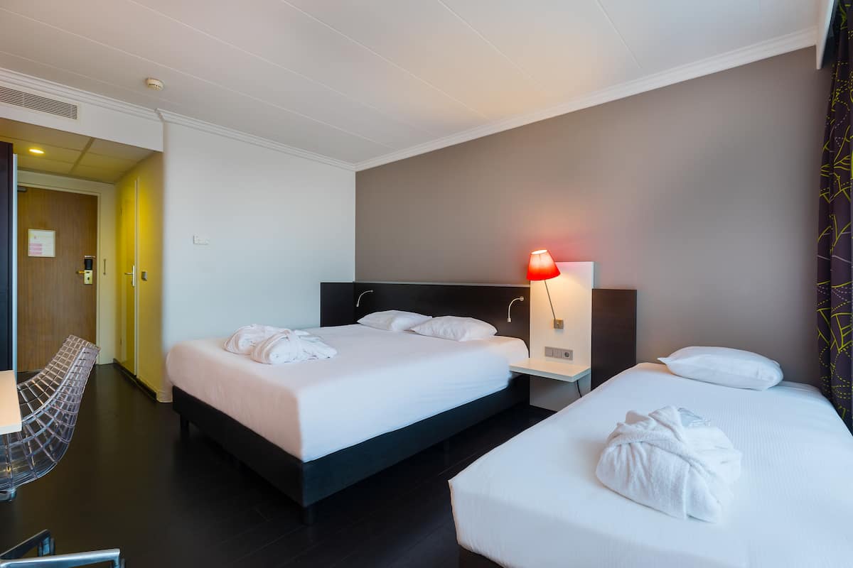 Business Triple Room | Desk, iron/ironing board, free WiFi, bed sheets
