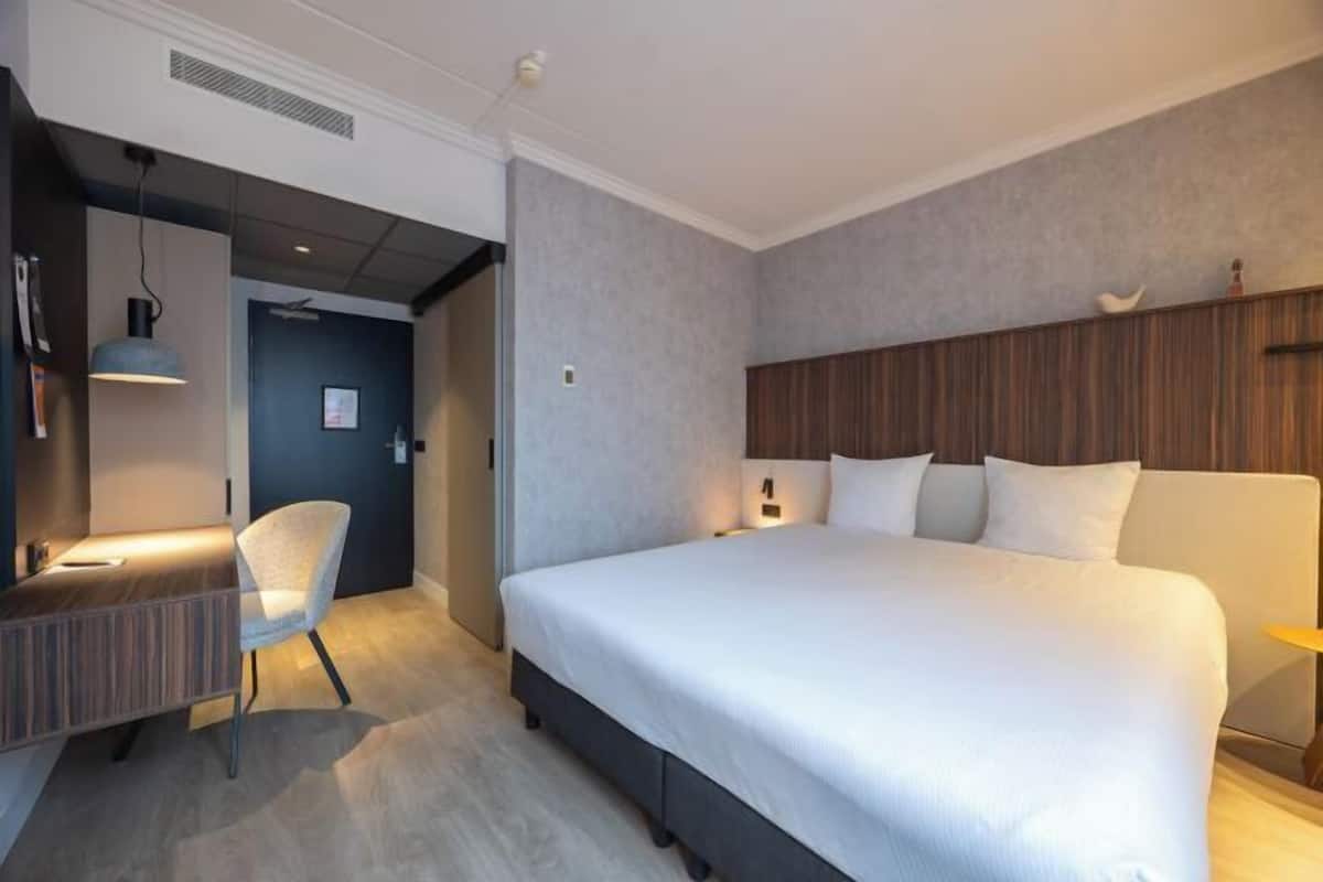 Skrivebord, strykejern/-brett, wi-fi (inkludert) og sengetøy