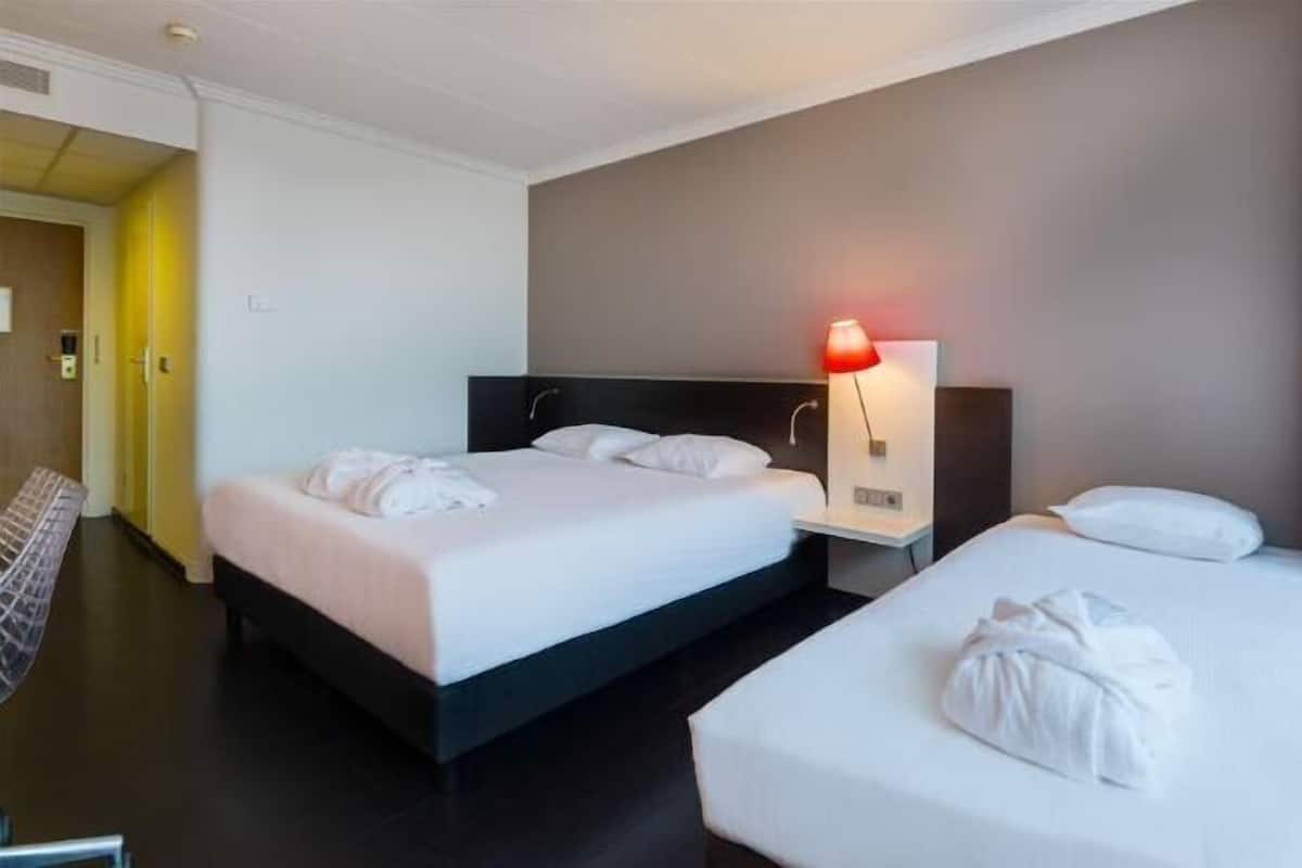 Escritorio, tabla de planchar con plancha, wifi gratis y ropa de cama