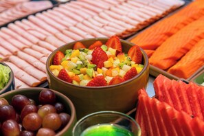 A fruit and vegetable display with various types of produce, including grapes, strawberries, and watermelon. - SLAVIERO Curitiba Shopping (Curitiba)