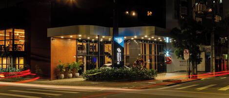 Overnatningsstedets facade – aften/nat