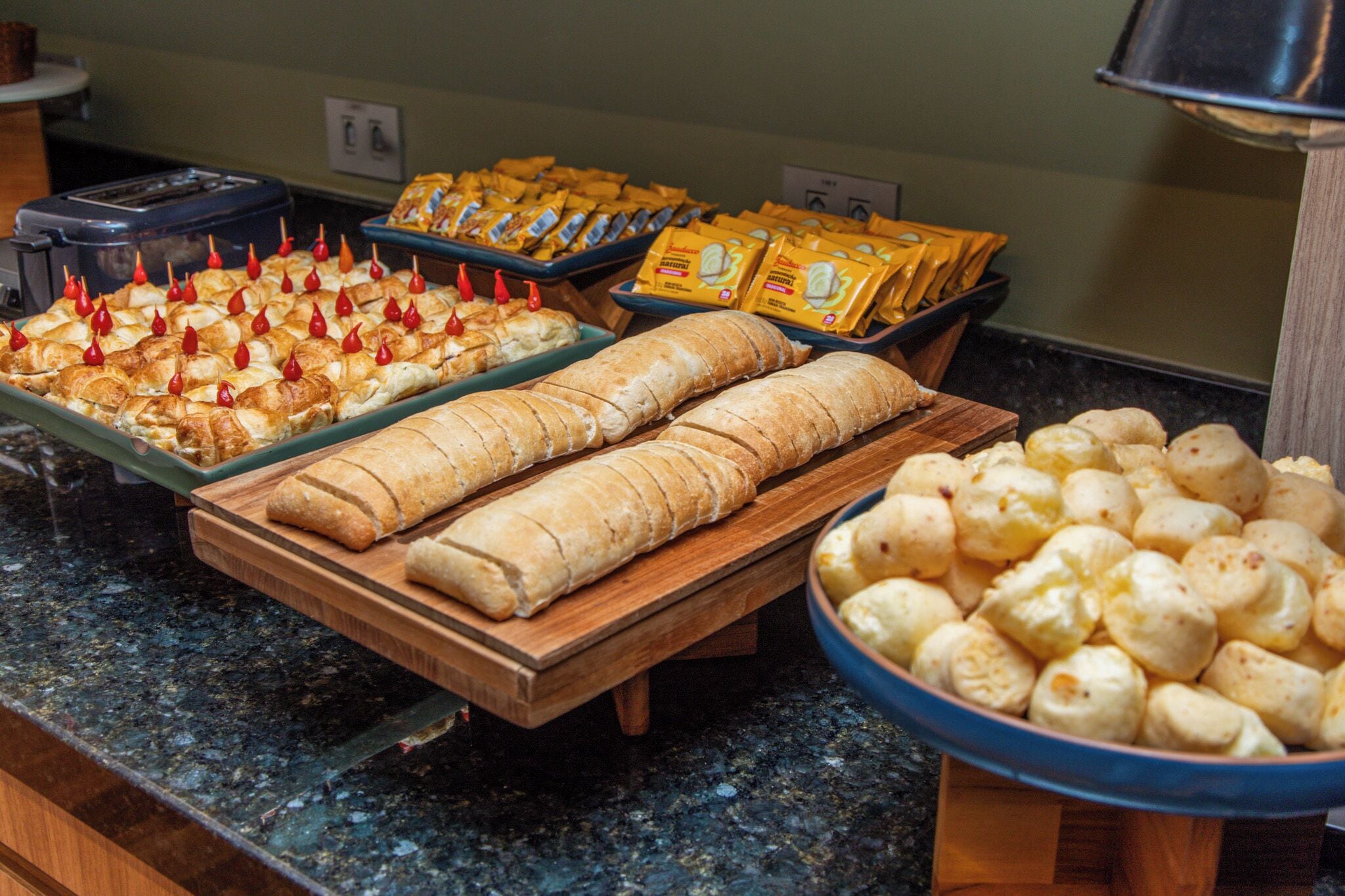 Un esmorzar buffet amb diferents aliments, com ara pa, pastissos i formatge.