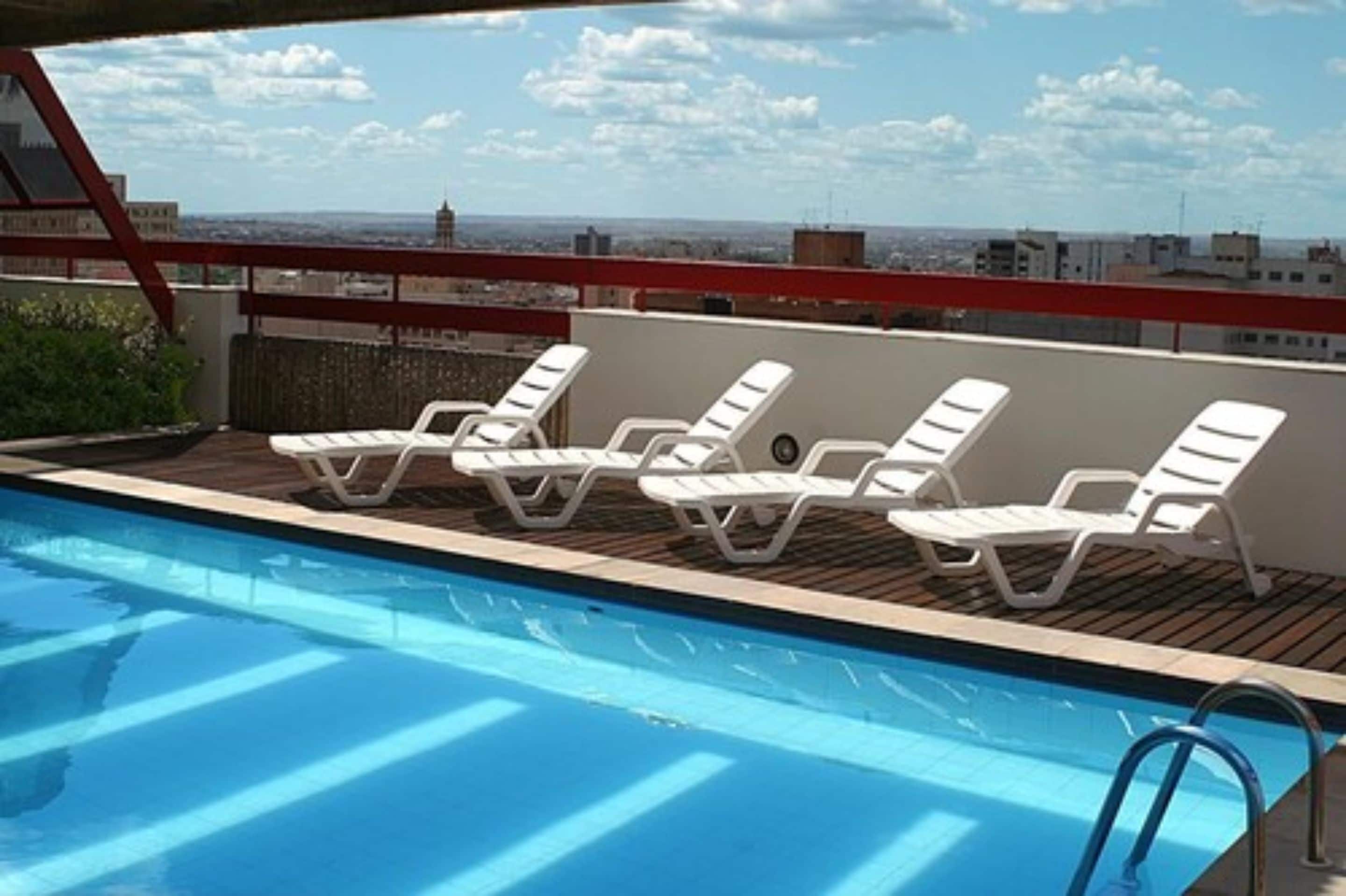 Piscina all'aperto, con ingresso dalle 06:00 alle 22:00, lettini