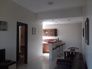 Microwave, cookware/dishes/utensils