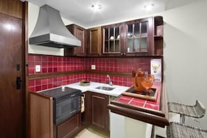 Microwave, cookware/dishes/utensils