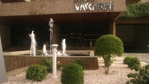 Un bâtiment sur lequel on peut lire l’inscription « VACCARI ».