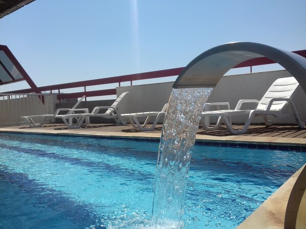 Piscine extérieure, accès possible de 6 h à 22 h, chaises longues