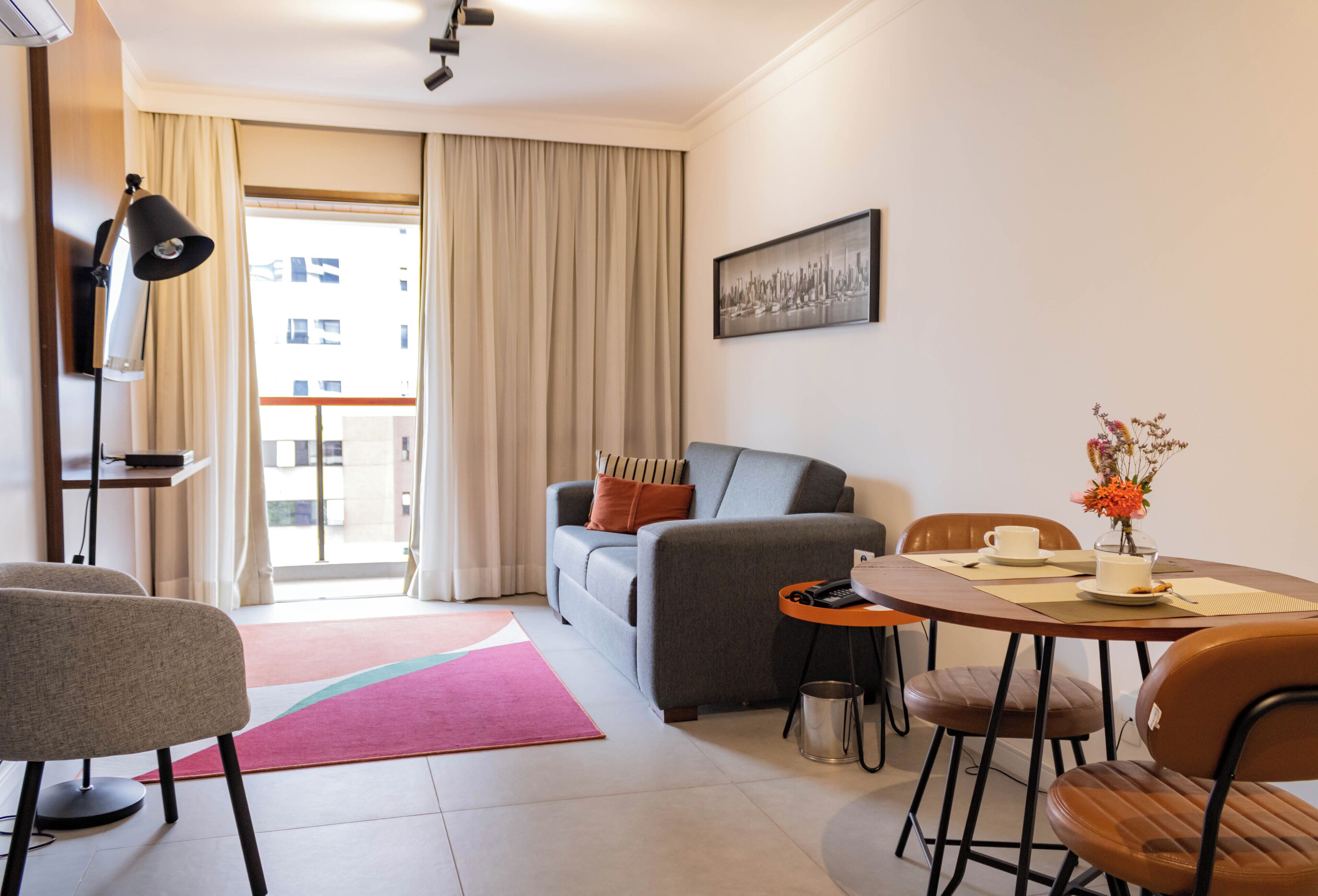 executive room, 1 queen bed | living area | 32-inch lcd tv with cable channels, tv