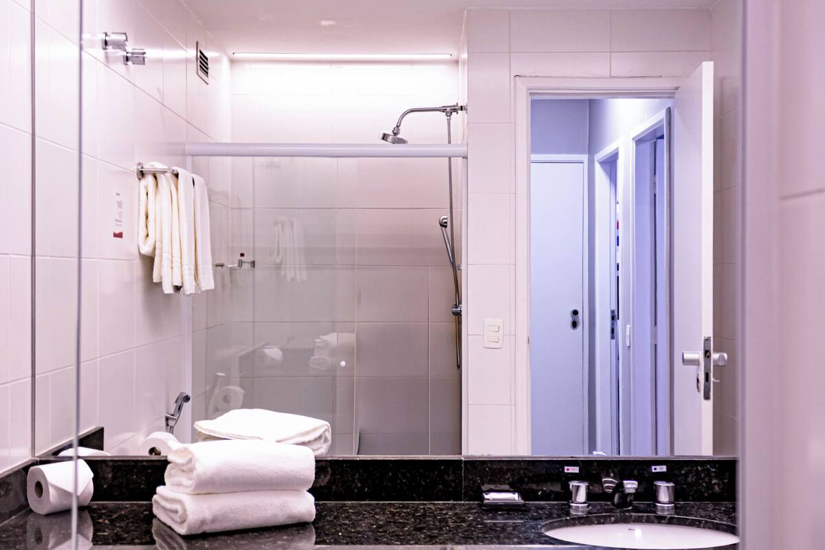 shower, rainfall showerhead, free toiletries, hair dryer