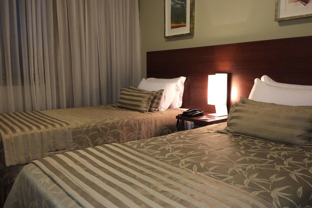 Ropa de cama de alta calidad y minibar 