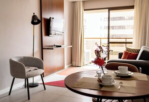 Quarto executivo, 1 cama Queen | Área de estar | TV LCD 32 polegadas com canais a cabo, TV