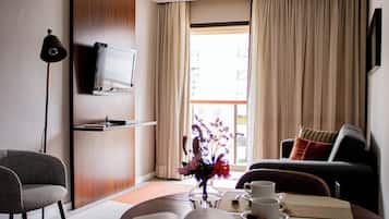 Quarto executivo, 1 cama Queen | Área de estar | TV LCD 32 polegadas com canais a cabo, TV