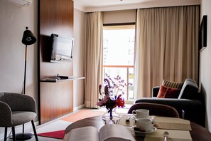 Executive-rum - 1 queensize-säng | Vardagsrum | 32-tums LCD-tv med kabelkanaler och tv