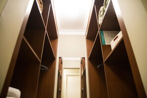 Quarto executivo, 1 cama Queen | Roupas de cama premium, frigobar, cofres nos quartos, escrivaninha