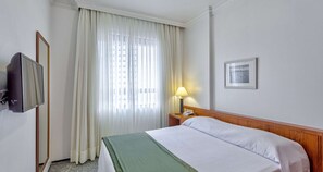 Habitación estándar, 1 cama de matrimonio, cocina básica (42SQM, Free WiFi, Living Room) | Minibar, caja fuerte, cortinas opacas y cunas gratuitas