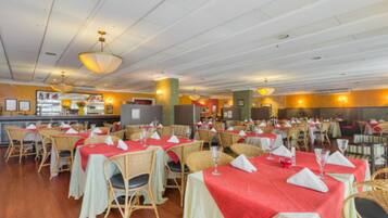 Se sirven desayunos, comidas, cenas y cocina internacional