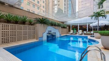 Piscina externa, guarda-sóis, espreguiçadeiras