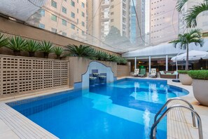 Piscina externa, guarda-sóis, espreguiçadeiras