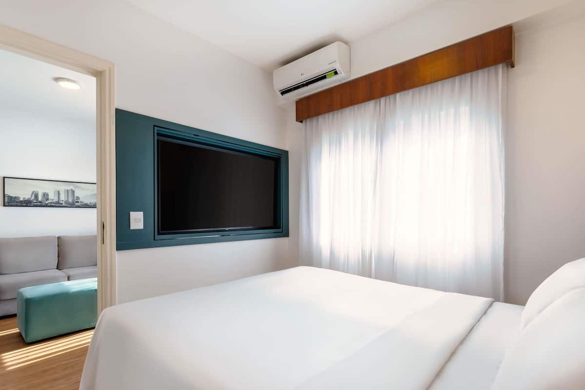 Minibar, caixa forta a l'habitació i escriptori