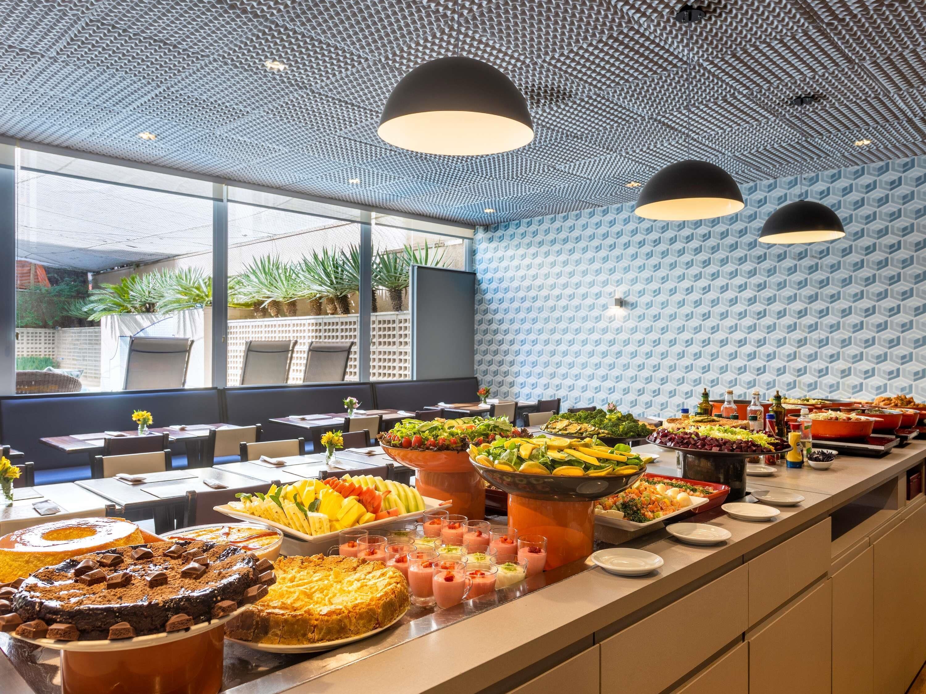 供应早餐、午餐和晚餐，意大利菜，室外就餐